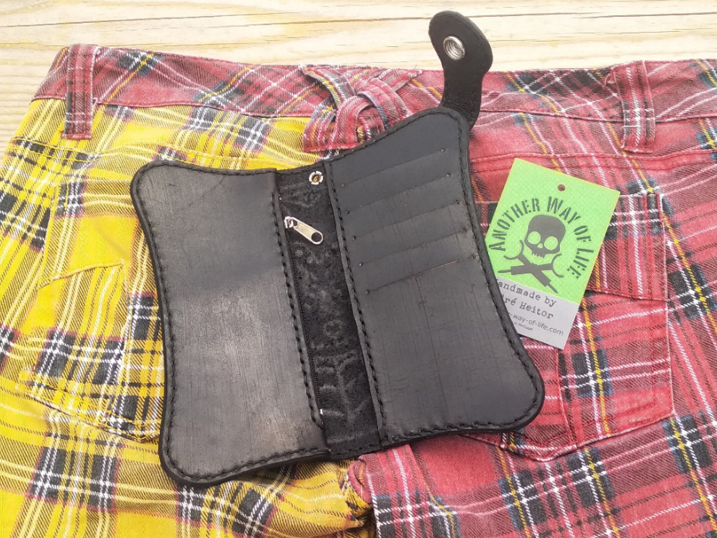 Carteira estilo motociclista em couro curtido vegetal - Design exclusivo com caveira de açúcar