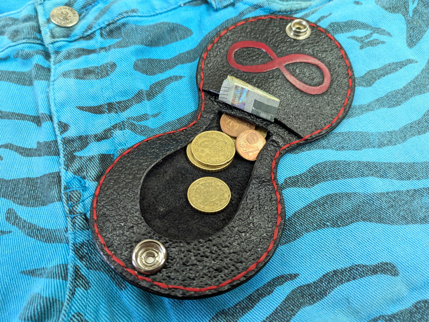 Porta-Moedas em Couro Artesanal Cruz de Leviathan | Carteira de Bolso Selo Satânico | EDC Gótico Oculto