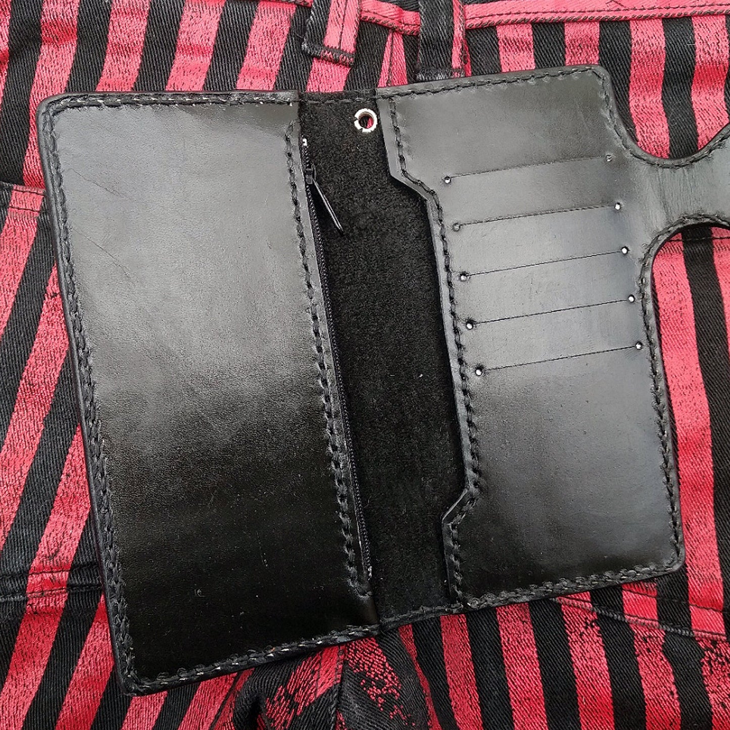 Carteira de Pele Artesanal Biker – Design Gótico 3 Caveiras