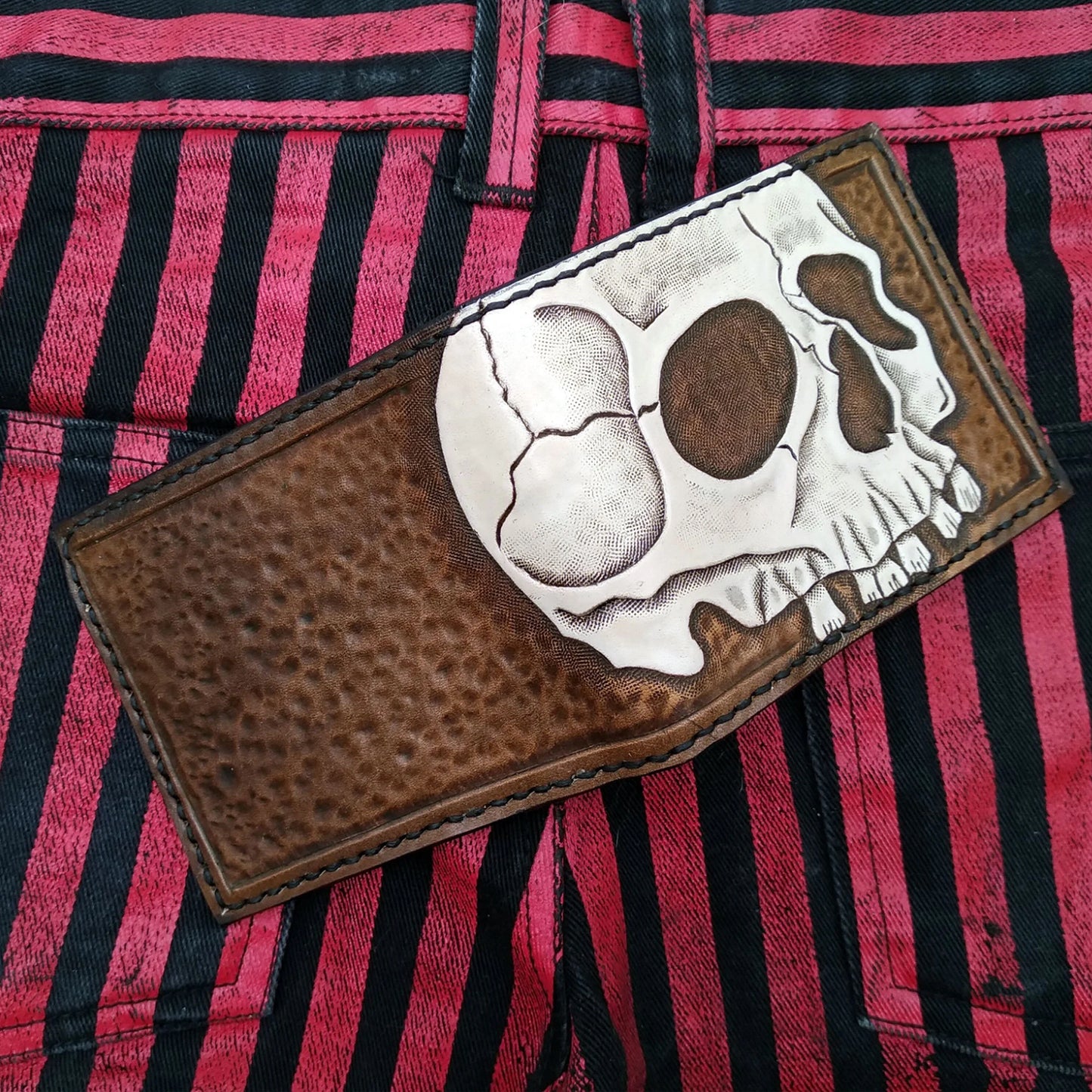 Carteira Bifold Feita à Mão com Design de Caveira | Carteira em Couro Vegetal