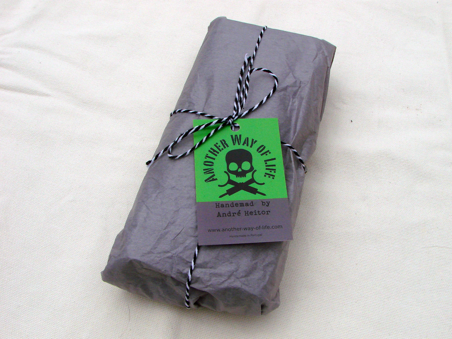 Carteira de Couro Oculto: Lua Tripla e Pentagrama Invertido