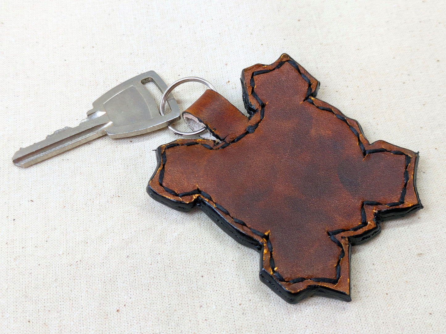 Porta-Chaves Coração Zombie em Couro Artesanal | Acessório Gótico Motard Personalizável