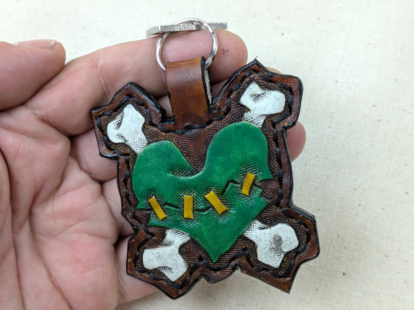 Porta-Chaves Coração Zombie em Couro Artesanal | Acessório Gótico Motard Personalizável