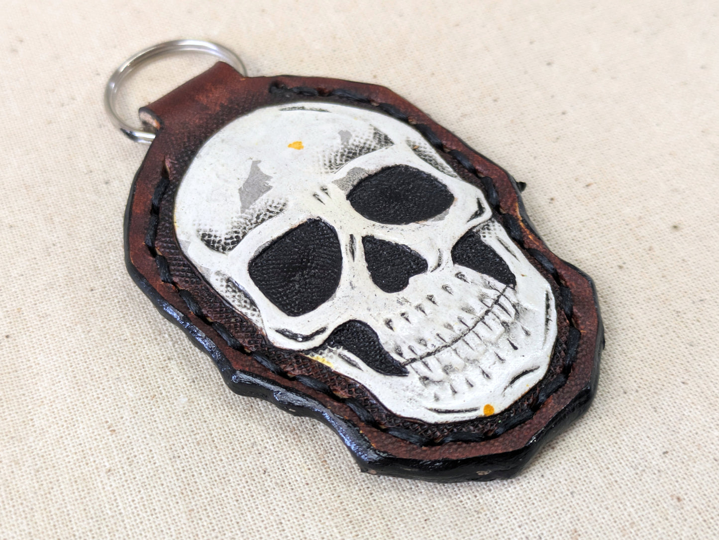Porta-Chaves de Couro Gravado à Mão com Caveira | Presente Artesanal Único | Opção Personalizada