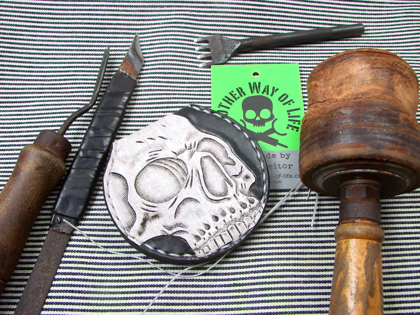 Handmade Vegetable-Tanned Leather Coin Purse with Skull Design