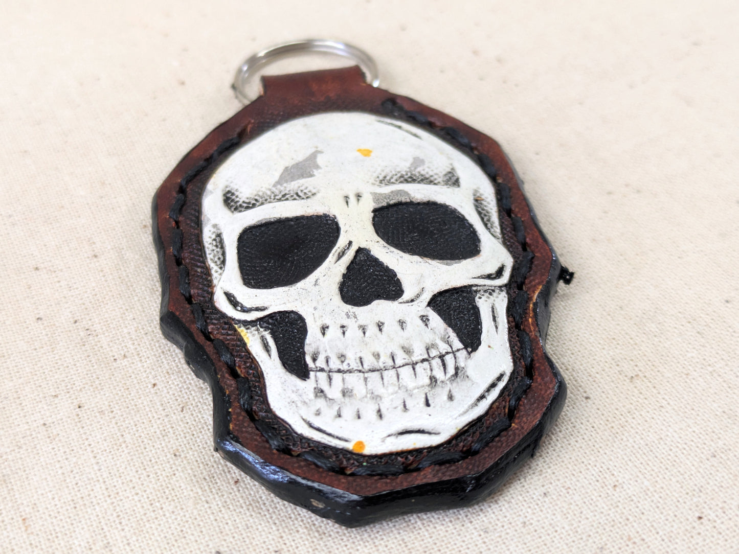 Porta-Chaves de Couro Gravado à Mão com Caveira | Presente Artesanal Único | Opção Personalizada