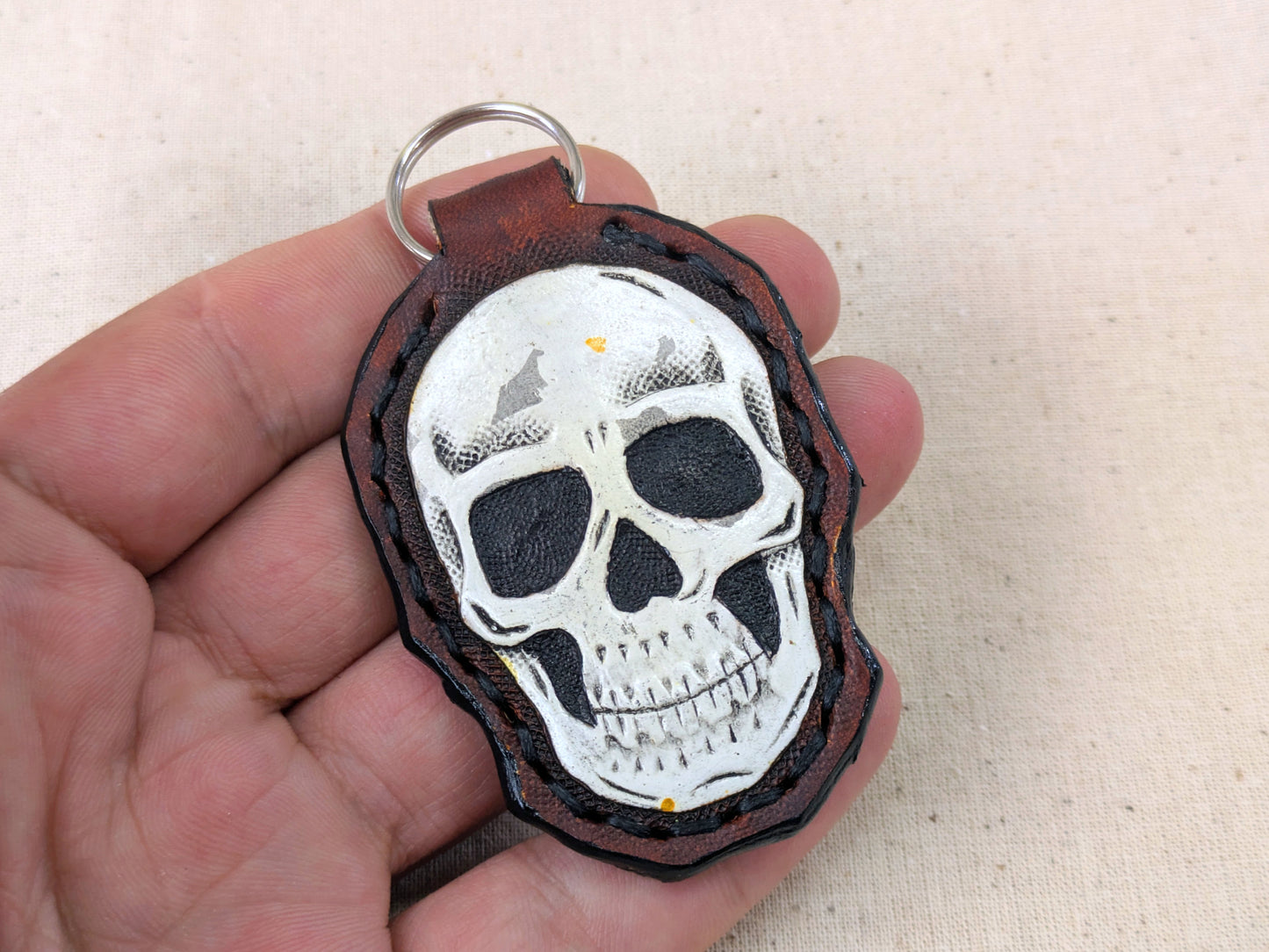 Porta-Chaves de Couro Gravado à Mão com Caveira | Presente Artesanal Único | Opção Personalizada