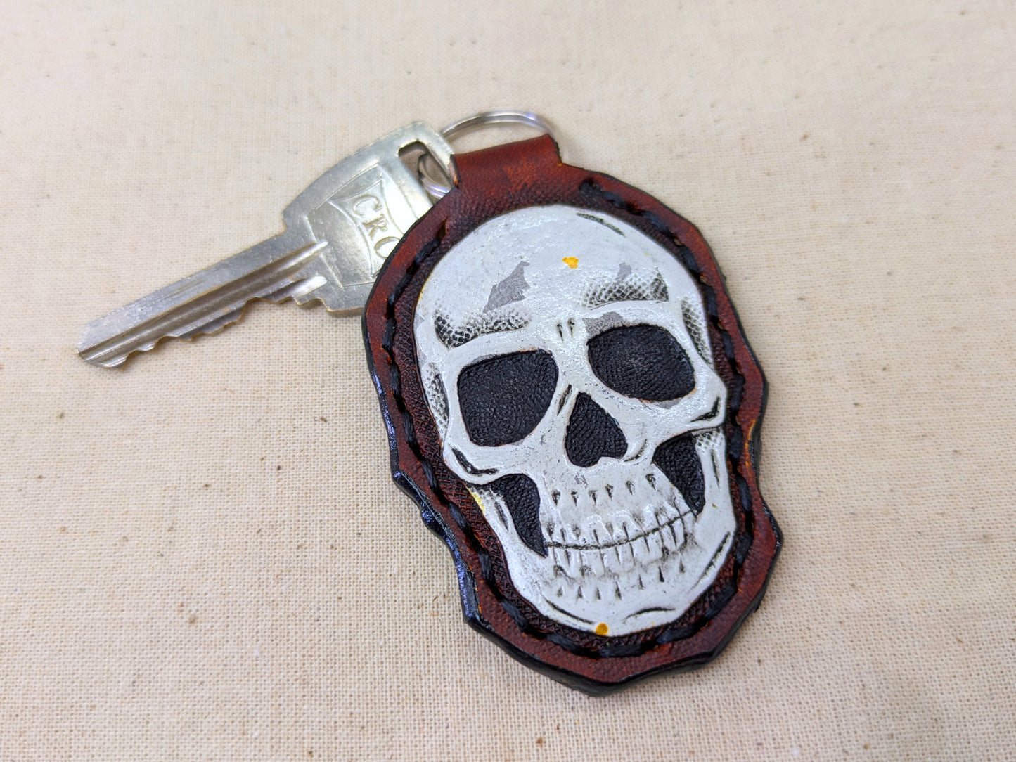 Porta-Chaves de Couro Gravado à Mão com Caveira | Presente Artesanal Único | Opção Personalizada