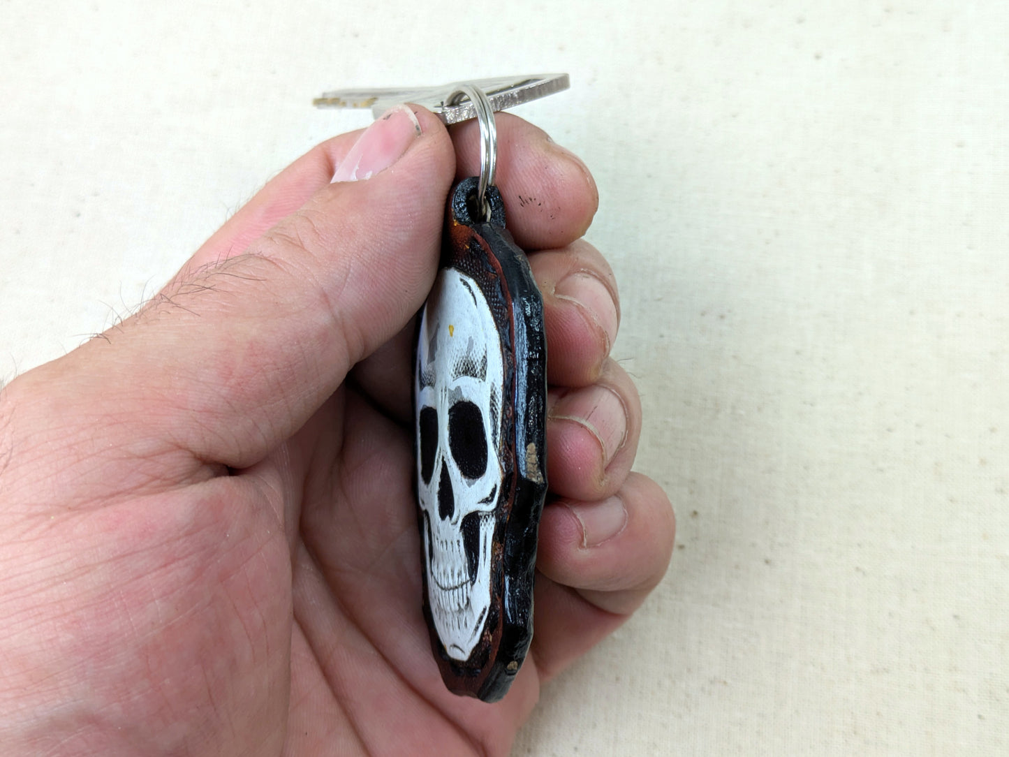 Porta-Chaves de Couro Gravado à Mão com Caveira | Presente Artesanal Único | Opção Personalizada