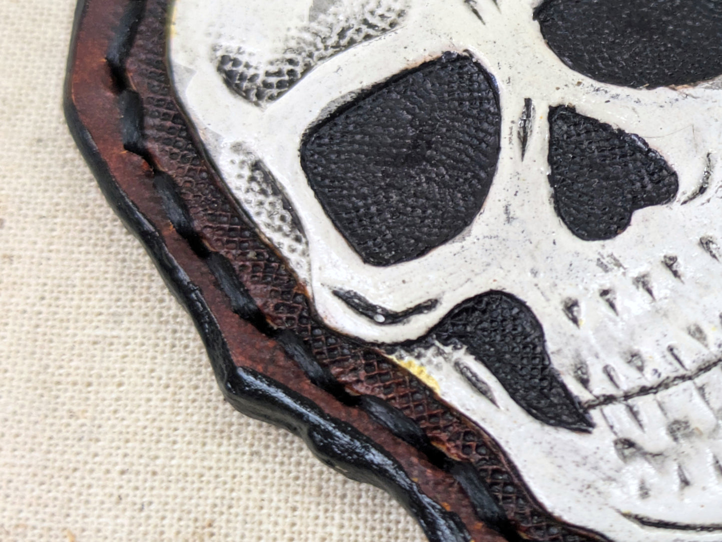 Porta-Chaves de Couro Gravado à Mão com Caveira | Presente Artesanal Único | Opção Personalizada