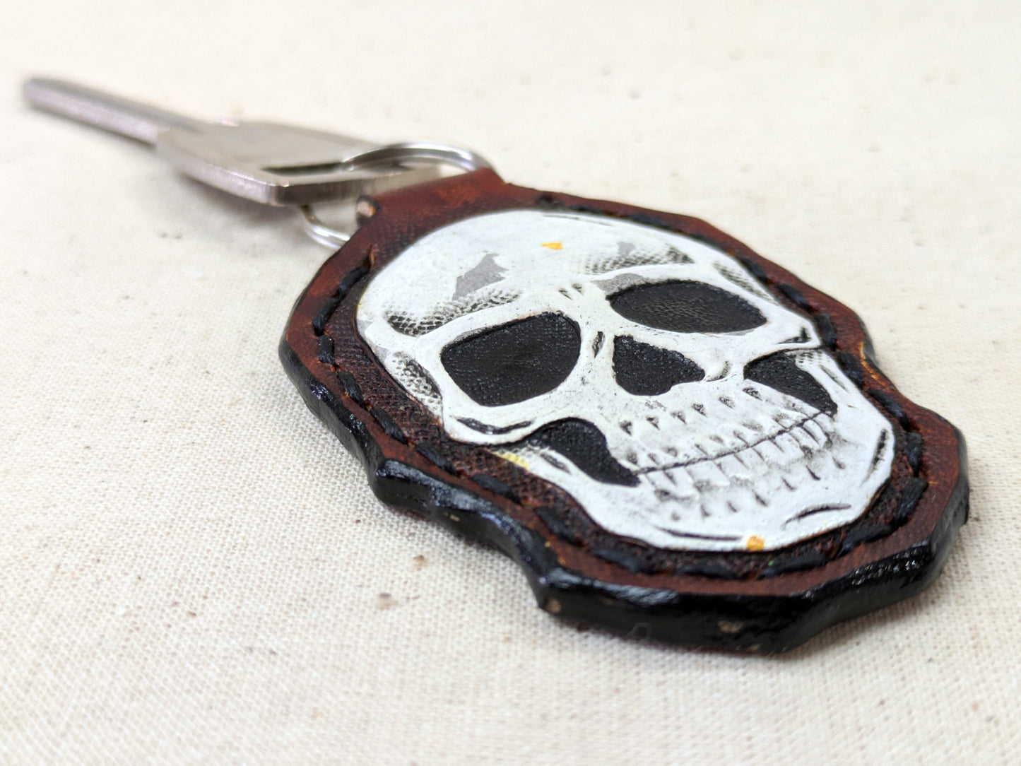 Porta-Chaves de Couro Gravado à Mão com Caveira | Presente Artesanal Único | Opção Personalizada