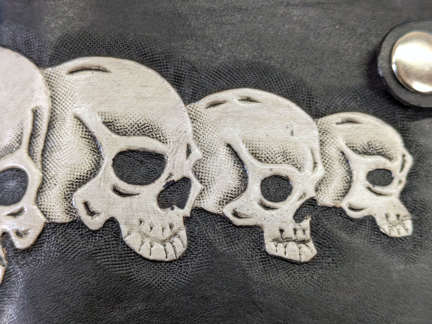 Carteira Bifold em Couro Caveiras Feita à Mão | Carteira Gótica Motard Masculina Única