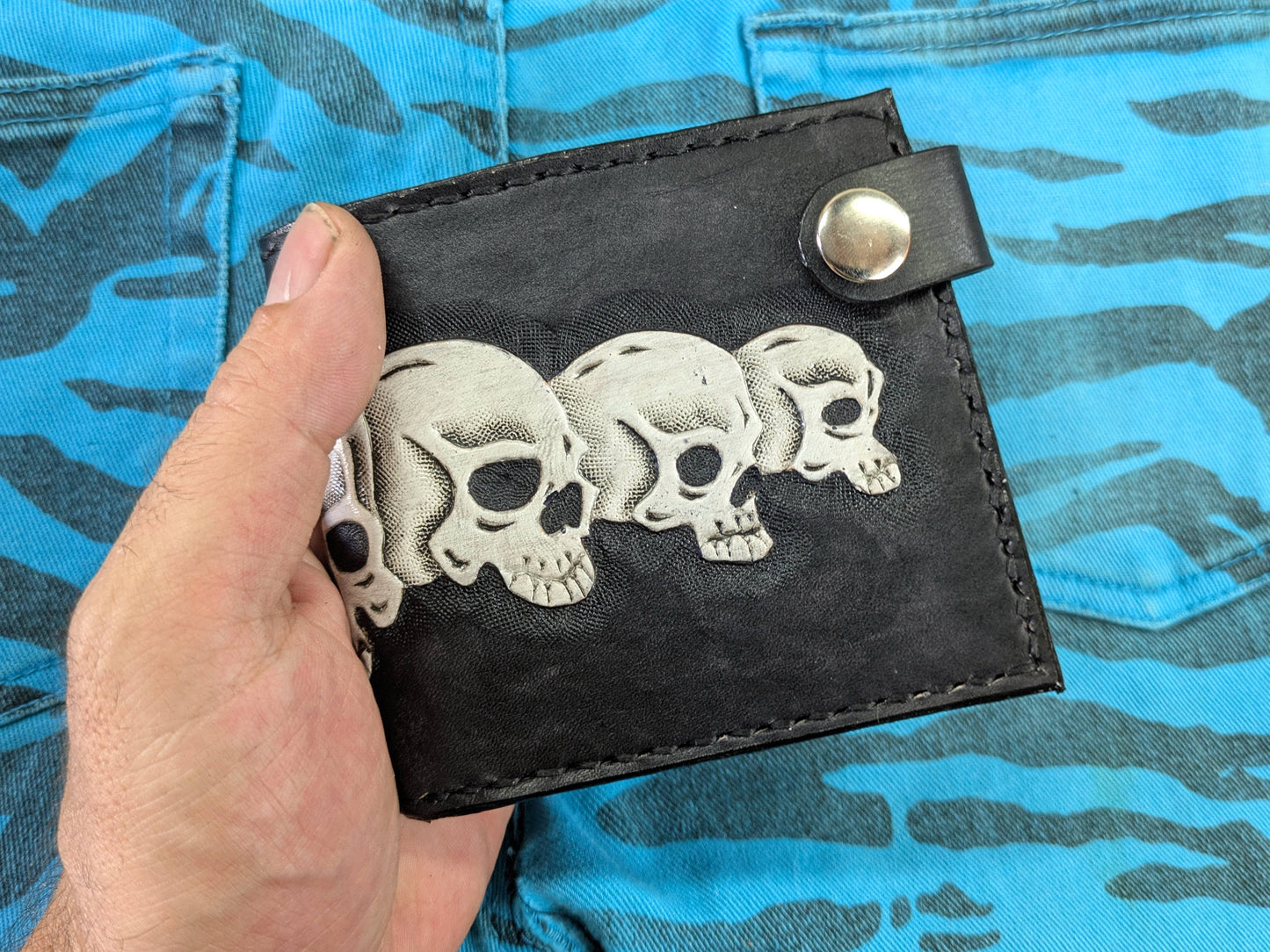 Carteira Bifold em Couro Caveiras Feita à Mão | Carteira Gótica Motard Masculina Única