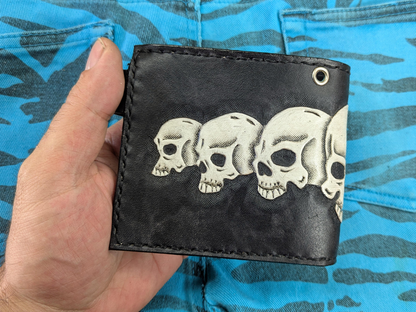 Carteira Bifold em Couro Caveiras Feita à Mão | Carteira Gótica Motard Masculina Única