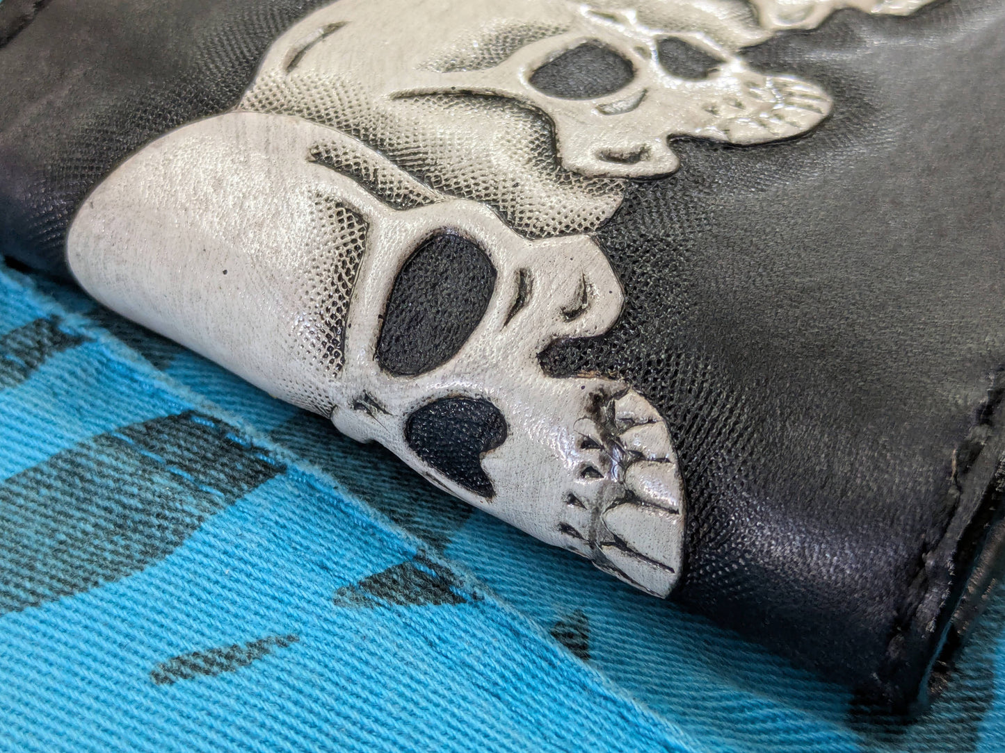 Carteira Bifold em Couro Caveiras Feita à Mão | Carteira Gótica Motard Masculina Única