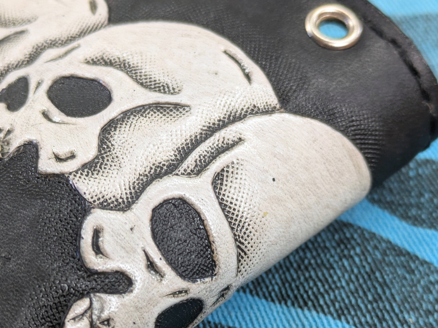 Carteira Bifold em Couro Caveiras Feita à Mão | Carteira Gótica Motard Masculina Única