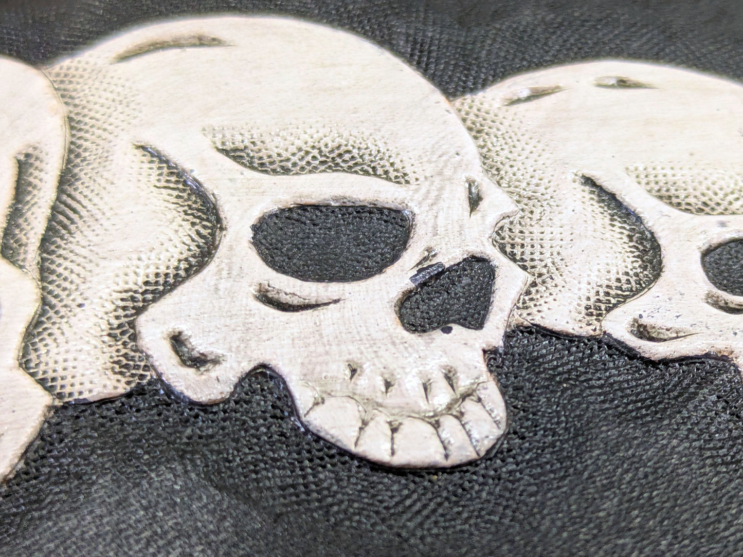 Carteira Bifold em Couro Caveiras Feita à Mão | Carteira Gótica Motard Masculina Única