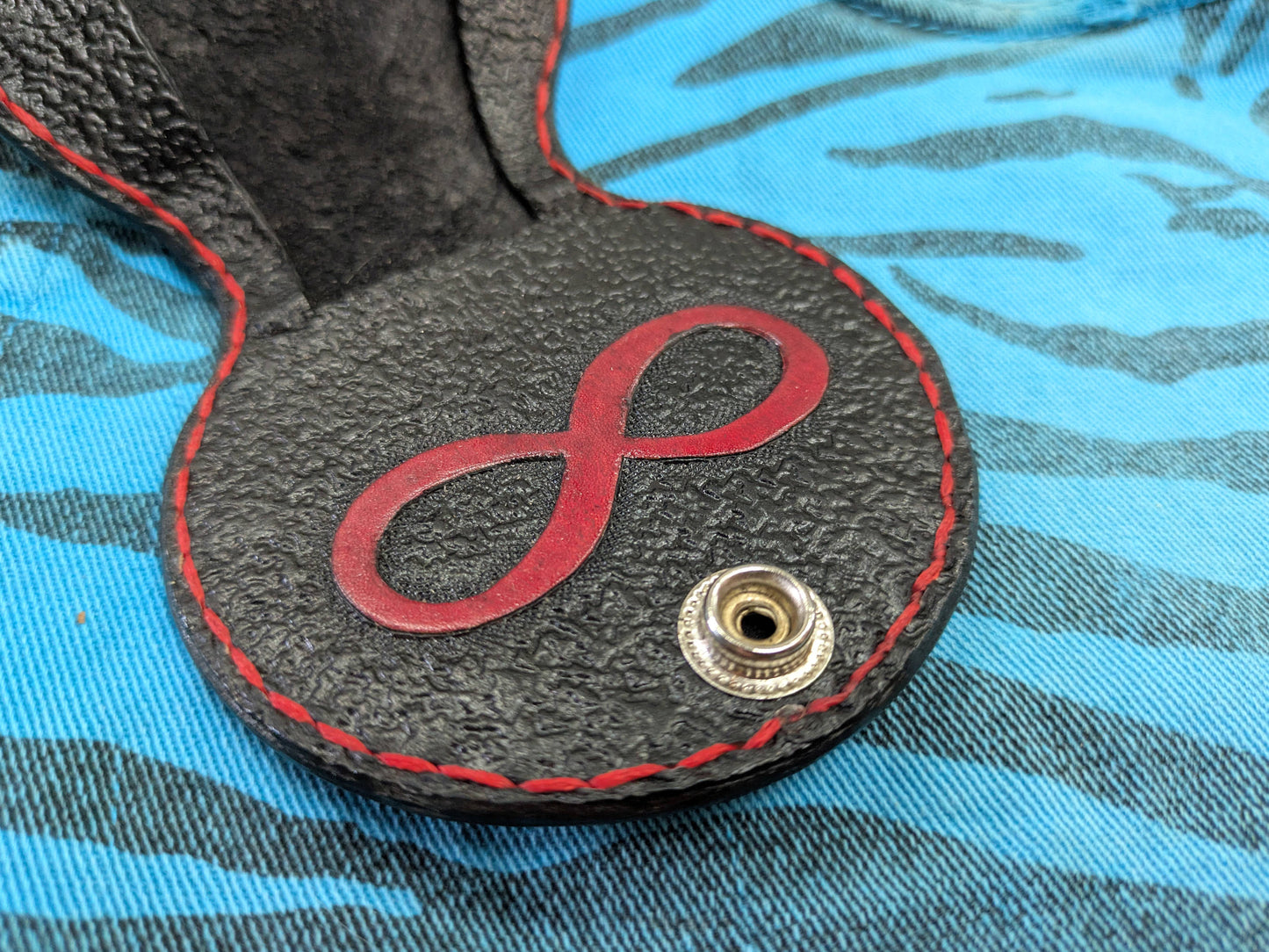 Porta-Moedas em Couro Artesanal Cruz de Leviathan | Carteira de Bolso Selo Satânico | EDC Gótico Oculto