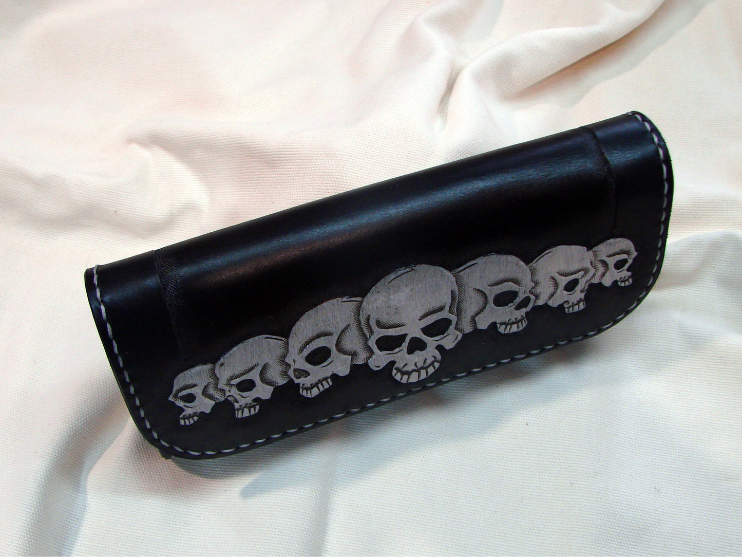 Women's wallet with skulls