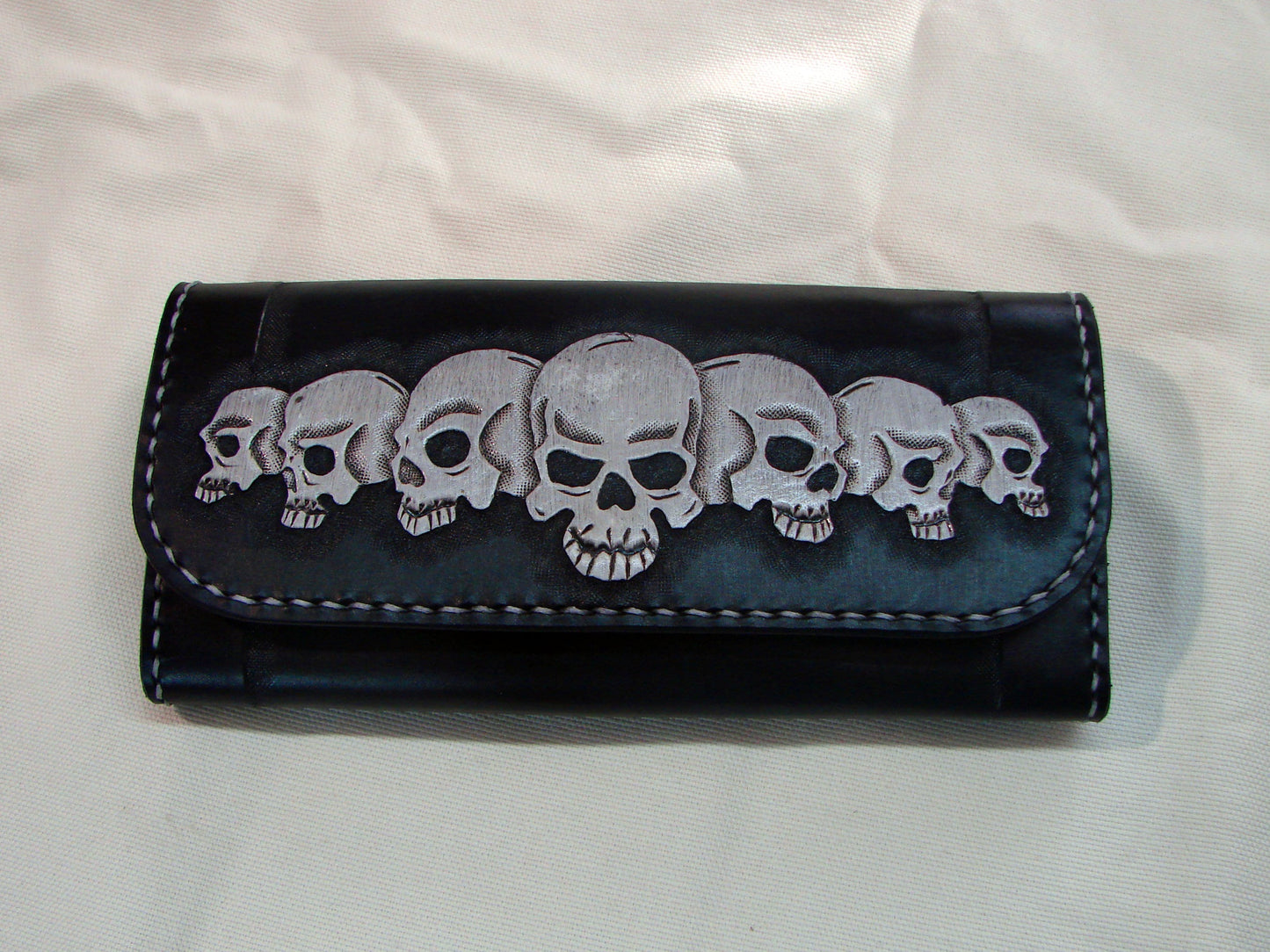 Women's wallet with skulls