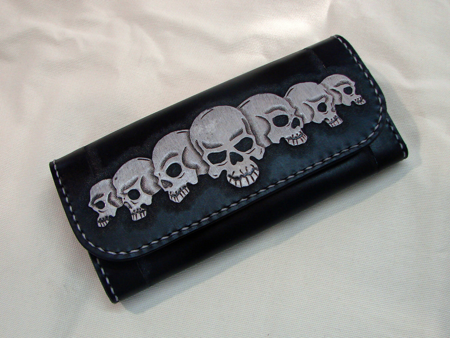 Women's wallet with skulls