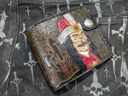 Cartera Bifold Vlad Tepes el Empalador - Cuero Gótico | Hecha a Mano